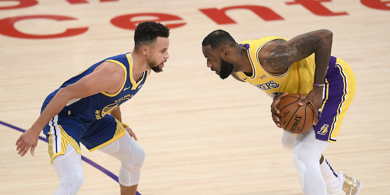 Stephen Curry e LeBron James lo scorso 18 gennaio allo Staples Center di Los Angeles (Harry How/Getty Images)