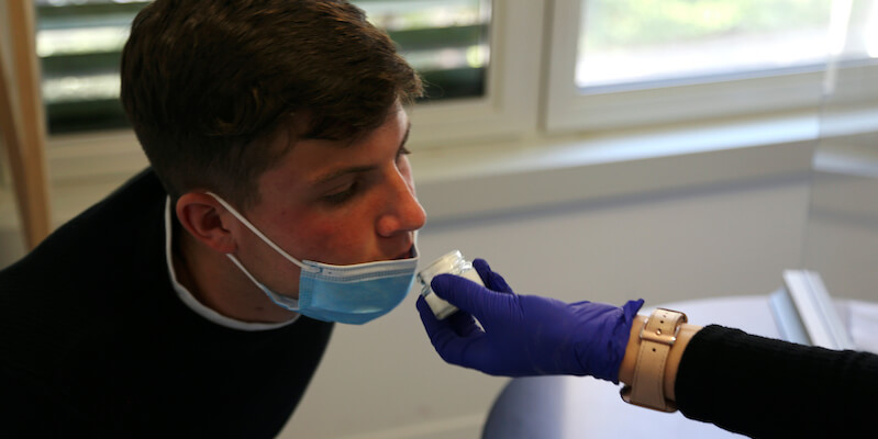 Un paziente durante la riabilitazione per recuperare l'olfatto (AP Photo/John Leicester)