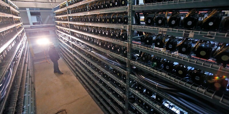 Operai lavorano alla costruzione di uno stabilimento di mining di Bitcoin in Virginia, negli Stati Uniti (AP/Steve Helber)