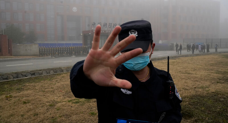 Un membro del personale di sicurezza davanti all'Istituto di virologia di Wuhan, Cina (AP Photo/Ng Han Guan)