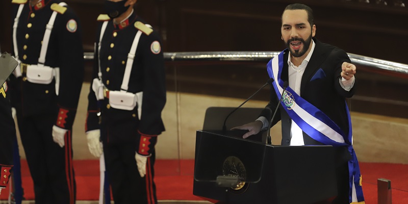 Il presidente della Repubblica di El Salvador, Nayib Bukele, tiene un discorso alla nazione nel parlamento a giugno 2021. (AP Photo/Salvador Melendez)