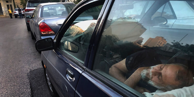 Un uomo dorme nella propria macchina in fila per ottenere la benzina a prezzi calmierati, Beirut, 12 giugno 2021 (AP Photo/Hussein Malla)