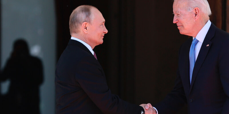 Joe Biden e Vladimir Putin si stringono la mano durante un incontro a Ginevra, Svizzera, 16 giugno 2021 (Sergei Bobylev/Pool Photo via AP)