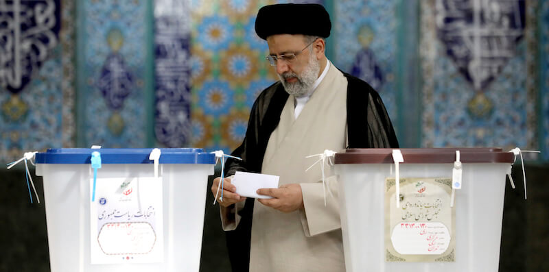 Il candidato presidente Ebrahim Raisi vota in un seggio di Teheran, 18 giugno 2021 (AP Photo/Ebrahim Noroozi)