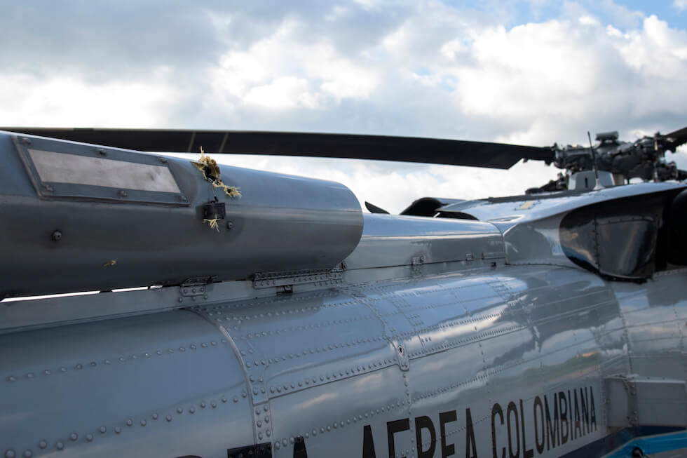 I fori di proiettile sull'elicottero che trasportava il presidente della Colombia, Iván Duque (Cesar Carrion/Presidency of Colombia via AP)