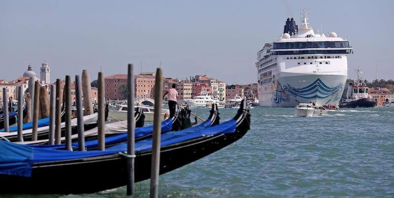 Una nave da crociera davanti a piazza San Marco, nel 2014. (ANSA/ALESSANDRO DI MEO)