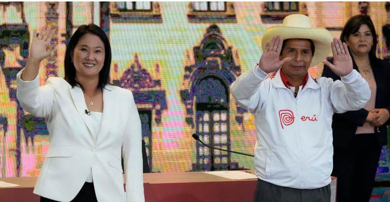 Keiko Fujimori e Pedro Castillo dopo il dibattito presidenziale dello scorso 30 maggio ad Arequipa, in Perù. (AP Photo/ Martin Mejia)