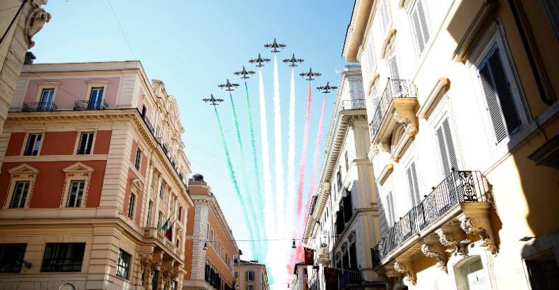 Le frecce tricolori passano sopra via Del Corso, a Roma, il 2 giugno del 2020 (Cecilia Fabiano/ LaPresse)