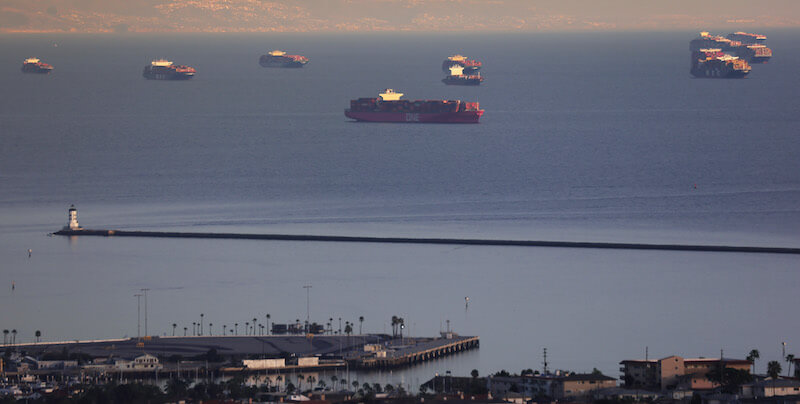 Navi portacontainer in attesa di poter attraccare al porto di Los Angeles. (Mario Tama/Getty Images)