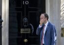 Il ministro della Salute britannico si è dimesso per non avere rispettato il distanziamento fisico