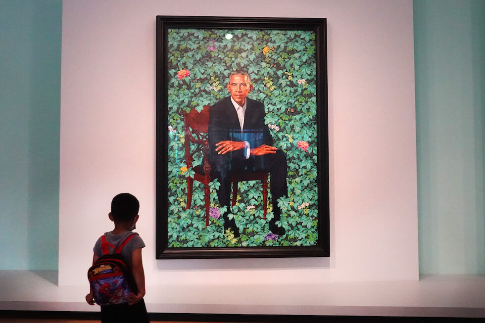 Il ritratto dell'ex presidente degli Stati Uniti Barack Obama, realizzato da Kehinde Wiley, in mostra all'Art Institute di Chicago (Scott Olson/Getty Images)