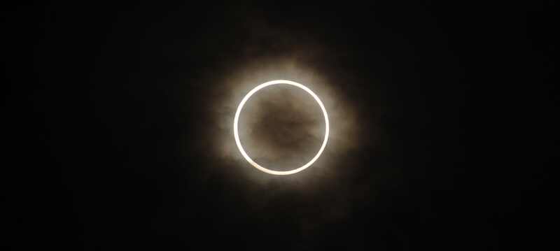 Un'eclissi anulare di Sole osservata a Tokyo, in Giappone, nel maggio del 2012 (Getty Images)