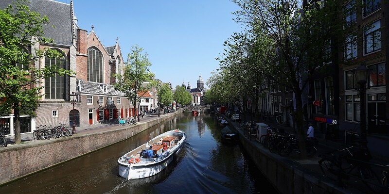 Un canale di Amsterdam, in Olanda (Dean Mouhtaropoulos/Getty Images)