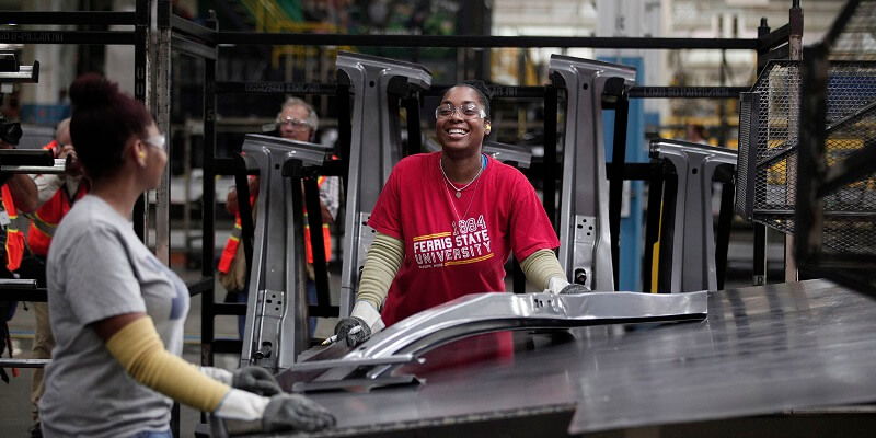 Lavoratrici in una fabbrica di Fiat Chrysler Automobiles a Sterling Heights, in Michigan. (Bill Pugliano/Getty Images)