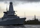 La Russia ha detto di aver sparato dei colpi d'avvertimento verso una nave militare britannica in Crimea; il Regno Unito ha detto che non è vero