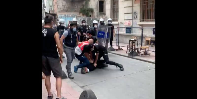 Il fotogiornalista di AFP Bülent Kılıç è stato arrestato con violenza mentre documentava una manifestazione per il Pride a Istanbul, in Turchia