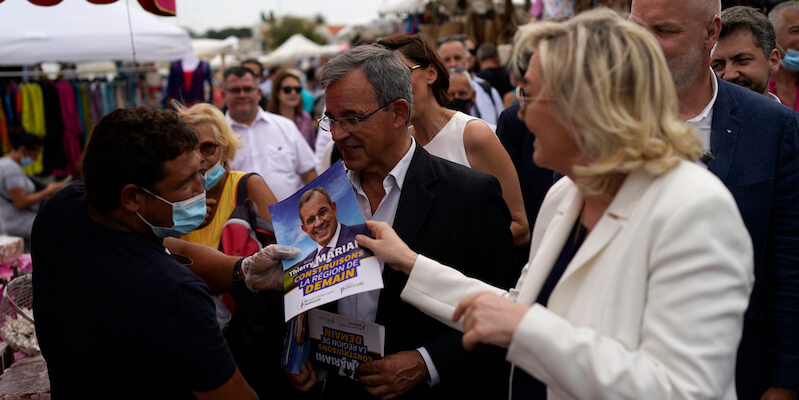 Marine Le Pen e Thierry Mariani, a Six-Fours-les-Plages, 17 giugno 2021 (AP Photo/Daniel Cole)