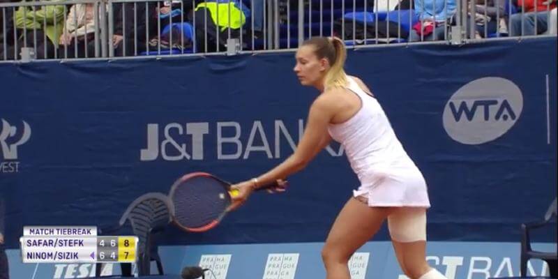 La tennista Yana Sizikova durante un torneo a Praga nel 2019 (YouTube)