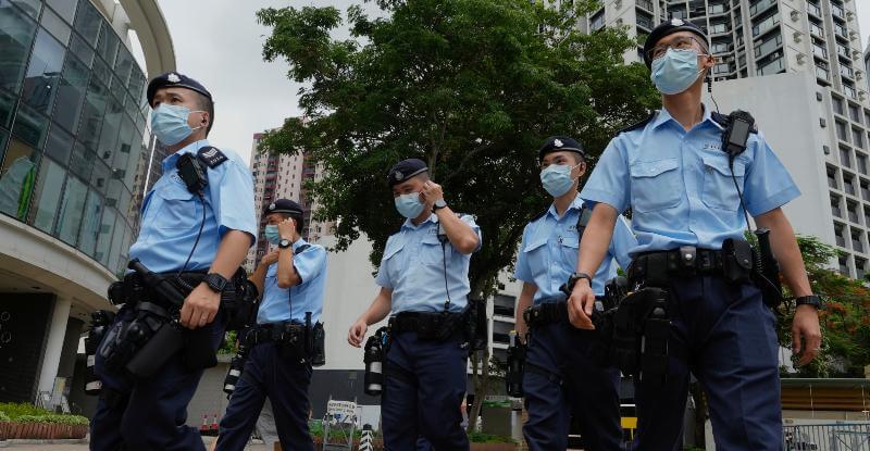 Poliziotti pattugliano Victoria Park a Hong Kong (AP Photo/ Vincent Yu)