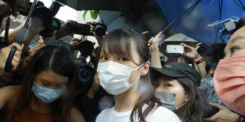 Agnes Chow dopo essere uscita dal carcere (AP Photo/Vincent Yu)