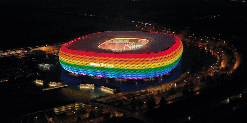 L'Allianz Arena di Monaco illuminata con i colori dell'arcobaleno lo scorso gennaio (Getty Images)