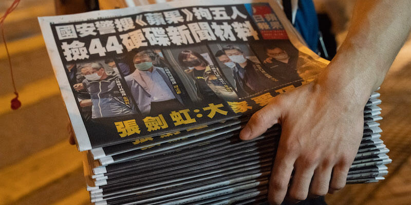 L'edizione dell'Apple Daily il giorno dopo l'arresto del direttore e di altri quattro dirigenti (Anthony Kwan/Getty Images)
