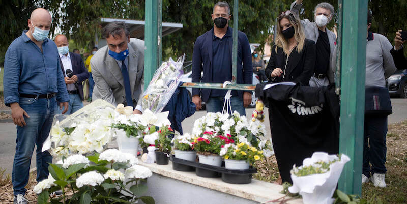 Alcune persone depongono fiori sul luogo degli omicidi, ad Ardea
(ANSA/ MASSIMO PERCOSSI)