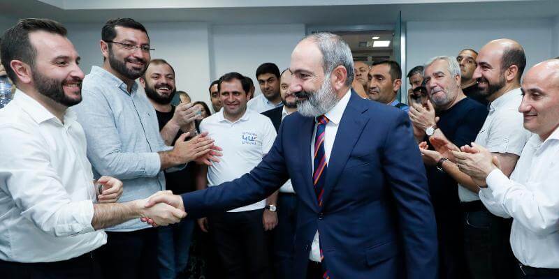 Il primo ministro armeno Nikol Pashinyan saluta i colleghi di partito a Yerevan, in Armenia, lunedì 21 giugno (Tigran Mehrabyan/ PAN Photo via AP)