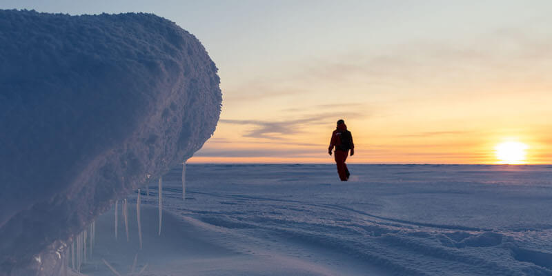 Markus Rex, capo della più grande spedizione scientifica di sempre nell'Artico, su un banco di ghiaccio, il 5 ottobre 2019 (Marcel Nicolaus/Alfred Wegener Institute via ZUMA Wire, ANSA)
