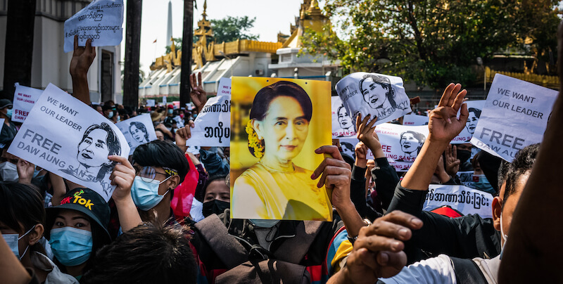 Una manifestazione in sostegno di Aung San Suu Kyi nel febbraio del 2021, a Yangon, in Myanmar (Getty Images)