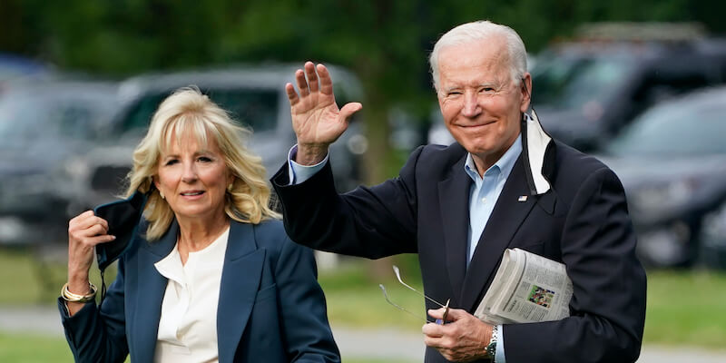 Joe Biden e la first lady Jill Biden poco prima di salire sull'Air Force One, il 9 giugno 2021 (AP Photo/Evan Vucci)
