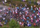 La caduta dei corridori al Tour de France, a causa del tifo a bordo strada