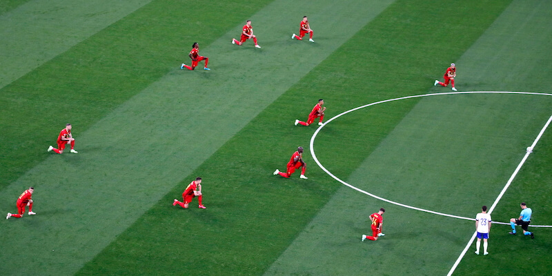 I giocatori del Belgio inginocchiati prima della partita contro la Russia del 12 giugno (Anton Vaganov/Pool via AP)