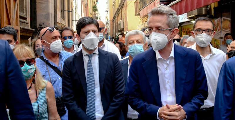 Il ministro della Salute Roberto Speranza in visita a Napoli col candidato sindaco per il centrosinistra Gaetano Manfredi, sabato 26 giugno 2021. (ANSA/ Ciro Fusco)