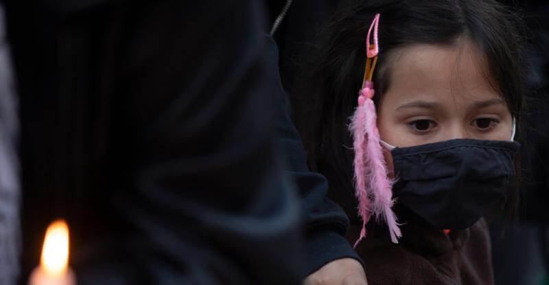 Una bambina a una veglia organizzata dopo la scoperta della fossa comune a Kamloops, nella provincia canadese della British Columbia. Toronto, 30 maggio 2021 (Chris Young/ The Canadian Press via AP)