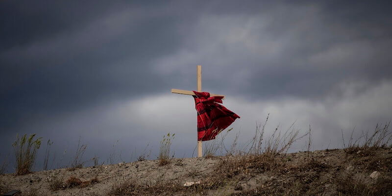 Una croce vicino a dove c'era il collegio di Kamloops, in ricordo dei bambini morti (Darryl Dyck/The Canadian Press via AP)