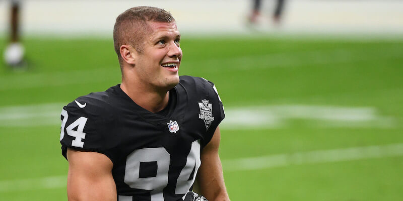 Carl Nassib nell'ultima stagione di NFL contro i Denver Broncos (Ethan Miller/Getty Images)