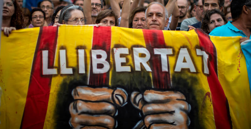 Una manifestazione per la liberazione dei leader indipendentisti nel 2019 (AP Photo/Emilio Morenatti)