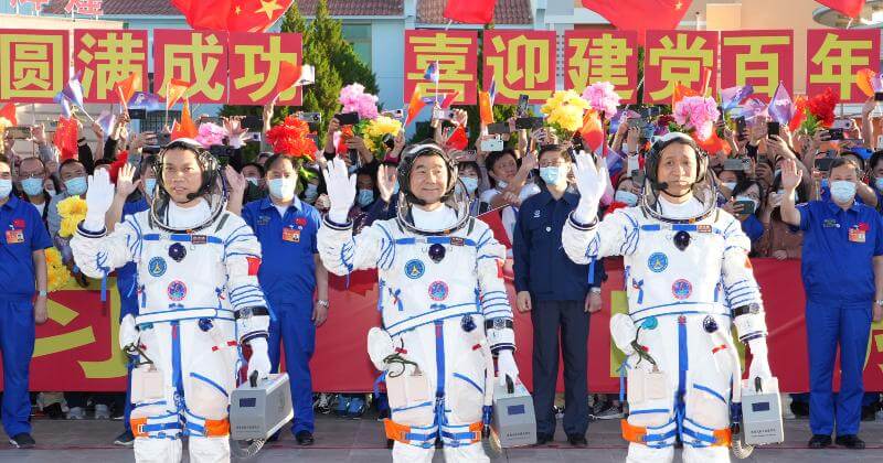 Da sinistra a destra, gli astronauti cinesi Tang Hongbo, Liu Boming e Nie Haisheng salutano il pubblico durante la cerimonia prima del lancio della navicella spaziale Shenzhou-12 verso la stazione spaziale cinese (Li Gang/Xinhua via ZUMA Press, ANSA)