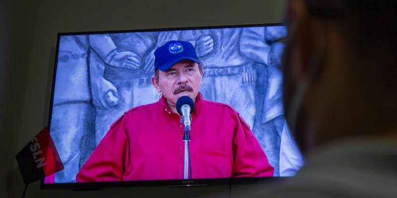 Un uomo guarda in televisione il discorso tenuto dal presidente del Nicaragua Daniel Ortega lo scorso 23 giugno dalla sua residenza della capitale Managua (AP Photo/ Miguel Andres)