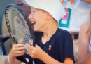 Cosa succede a un bambino che riceve la racchetta con cui Djokovic ha vinto il Roland Garros