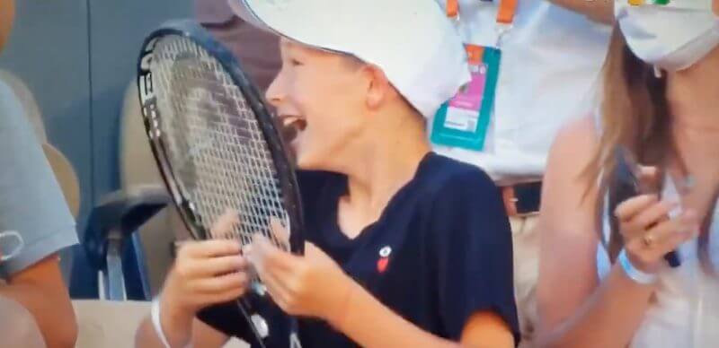 Cosa succede a un bambino che riceve la racchetta con cui Djokovic ha vinto il Roland Garros