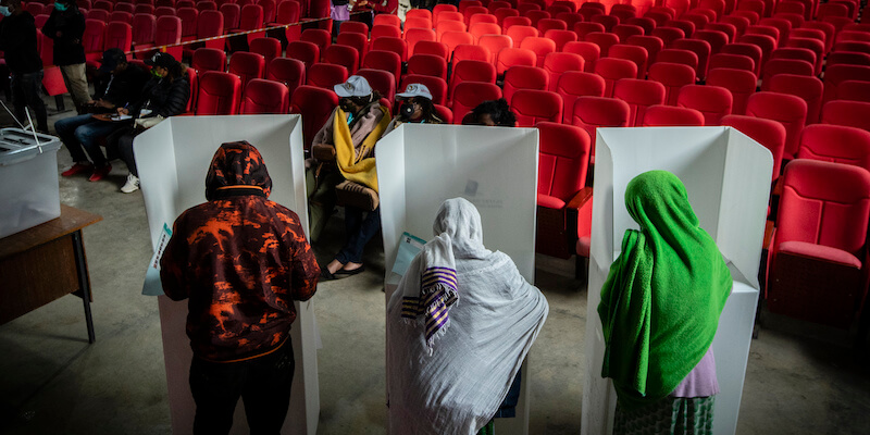 Un seggio elettorale ad Addis Abeba, la capitale etiope (AP Photo/Ben Curtis)
