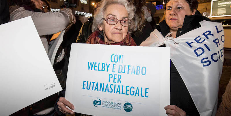 Una manifestazione in favore della legalizzazione dell'eutanasia organizzata dall'Associazione Luca Coscioni nel 2018 (LaPresse - Andrea Panegrossi)