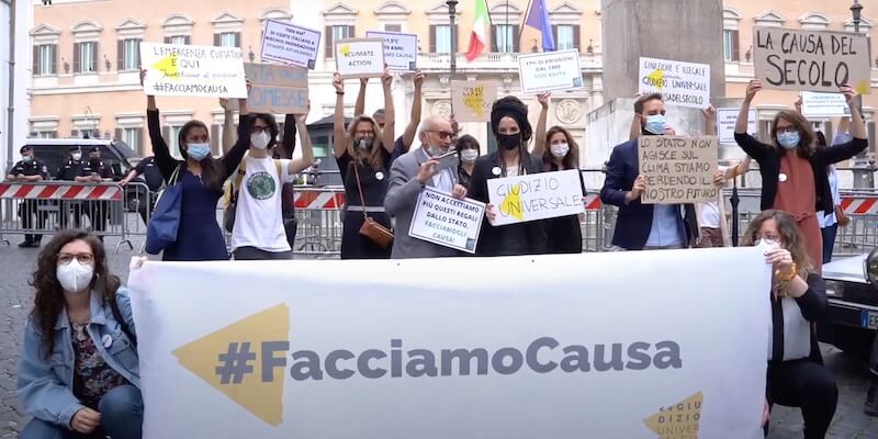 Una manifestazione di alcune delle persone che hanno fatto causa allo stato italiano per il clima davanti alla sede della Camera dei Deputati, a Roma, il 5 giugno 2021 (Giudizio Universale)