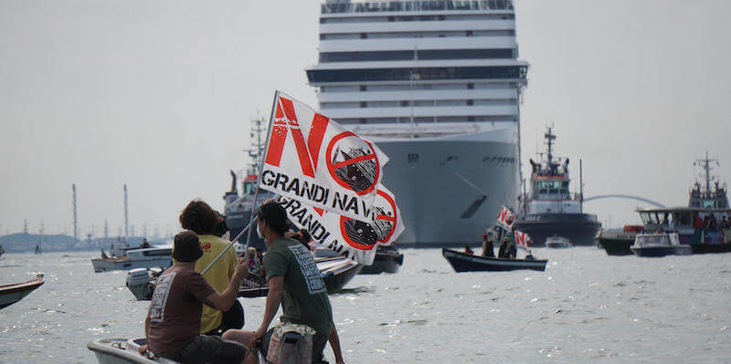 Una protesta contro le grandi navi a Venezia durante la partenza della MSC Orchestra, 5 giugno
(ANSA/ANDREA MEROLA)