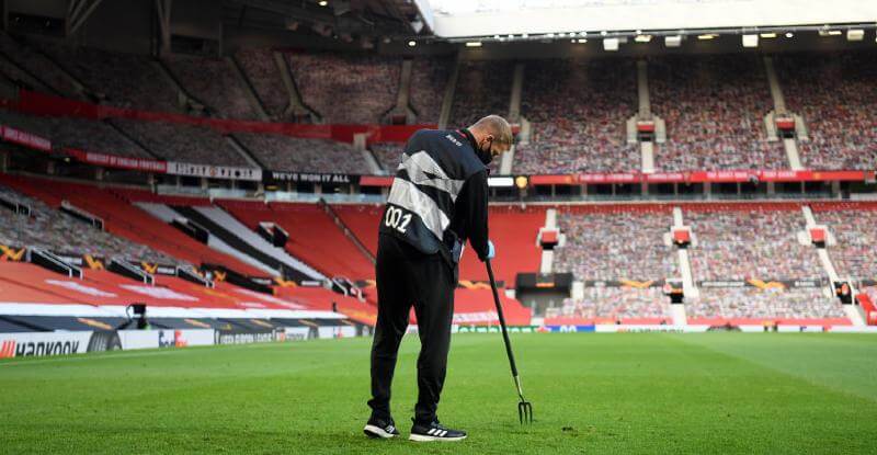 Un addetto alla manutenzione del manto erboso allo stadio del Manchester United a Manchester, in Inghilterra (Michael Regan/Getty Images)