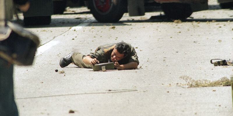 Un soldato jugoslavo cerca di disinnescare una mina lungo la strada tra Lubiana e Zagabria il 2 luglio 1991 (AP Photo/Dusan Vranic)