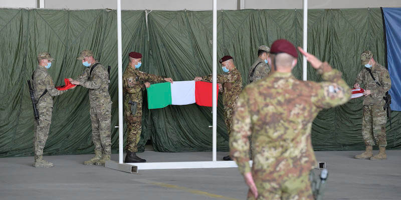 La cerimonia di ammaina bandiera che segna la fine della missione italiana in Afghanistan (ANSA/CLAUDIO PERI)
