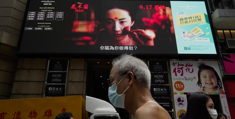 Il cartellone di un cinema nel centro di Hong Kong (AP Photo/Vincent Yu, File)
